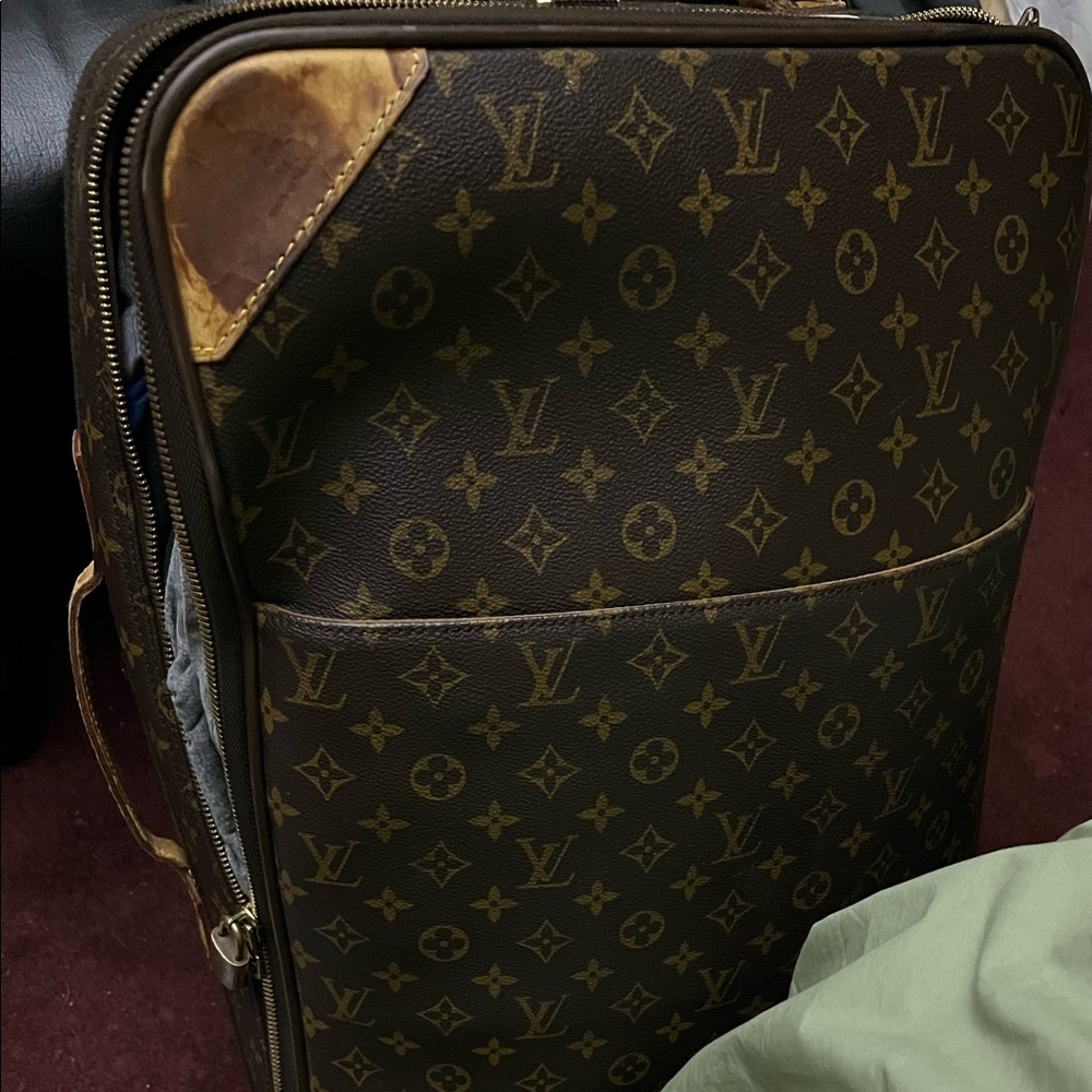 Hardly used authentic real Louis Vuitton roller suitcase
